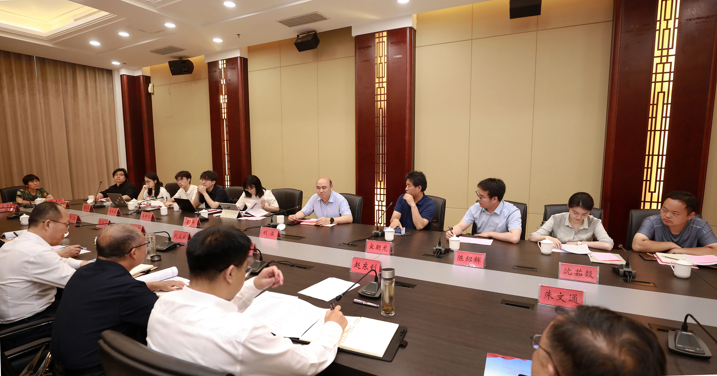 3专家们围绕主题深入交流研讨(陈月振 摄) 3专家们围绕主题深入交流研讨(陈月振 摄)