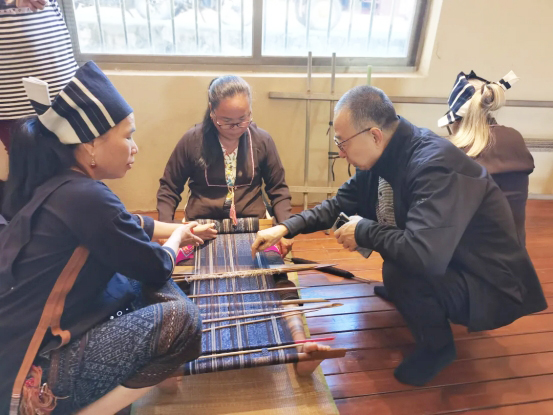2潘鲁生考察调研黎族传统纺染织绣技艺（受访者供图）
